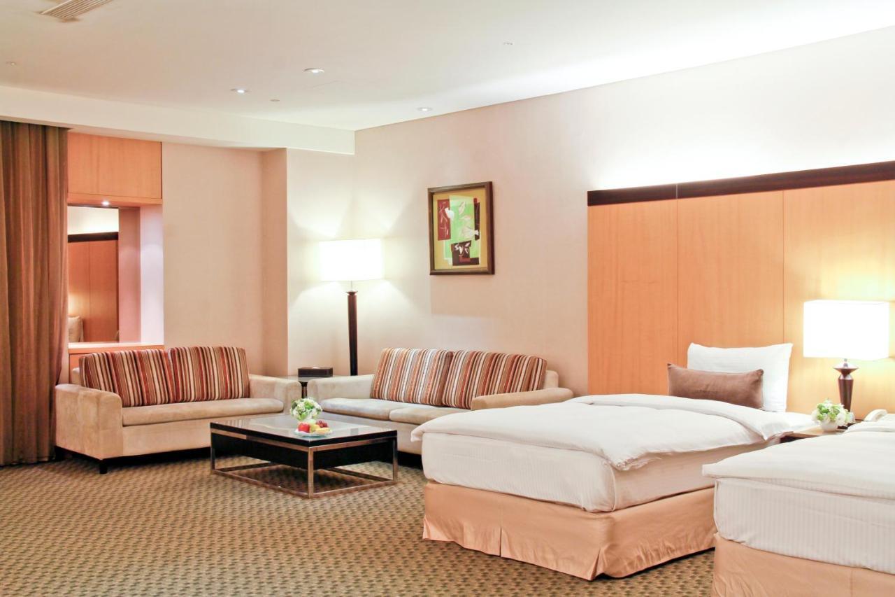 Queena Plaza Hotel Tainan Esterno foto