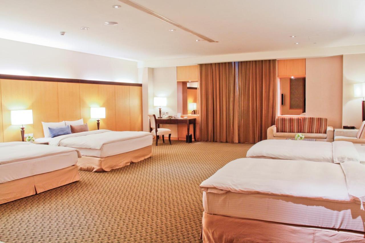 Queena Plaza Hotel Tainan Esterno foto