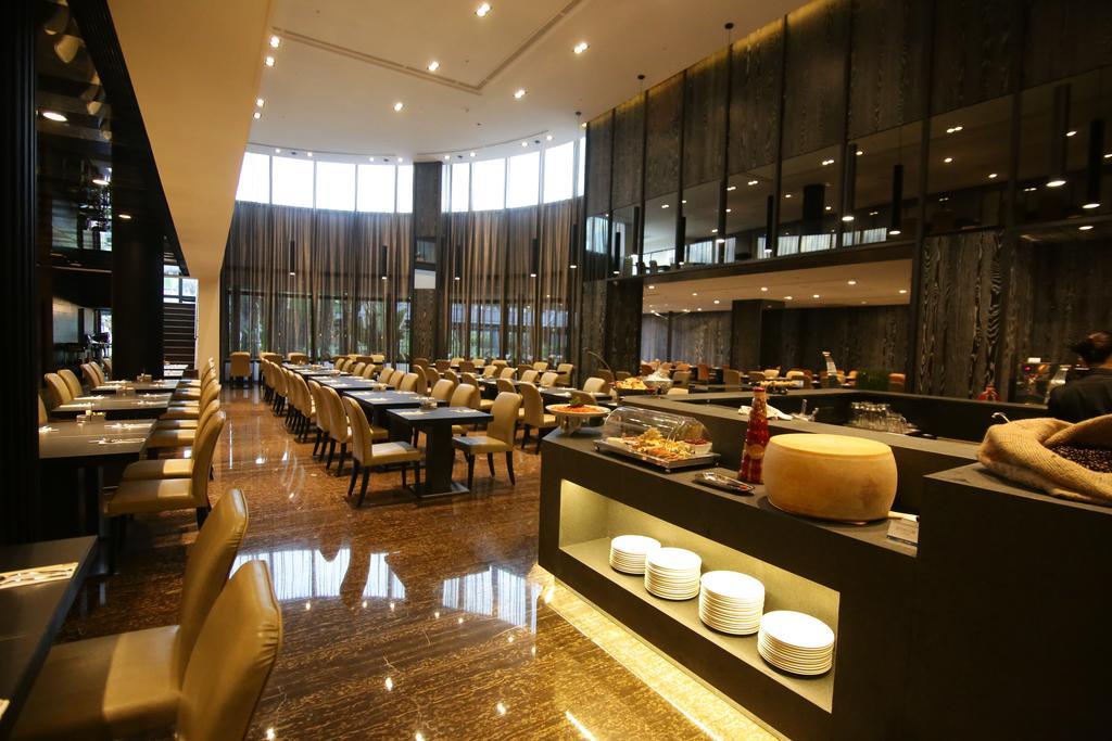 Queena Plaza Hotel Tainan Esterno foto