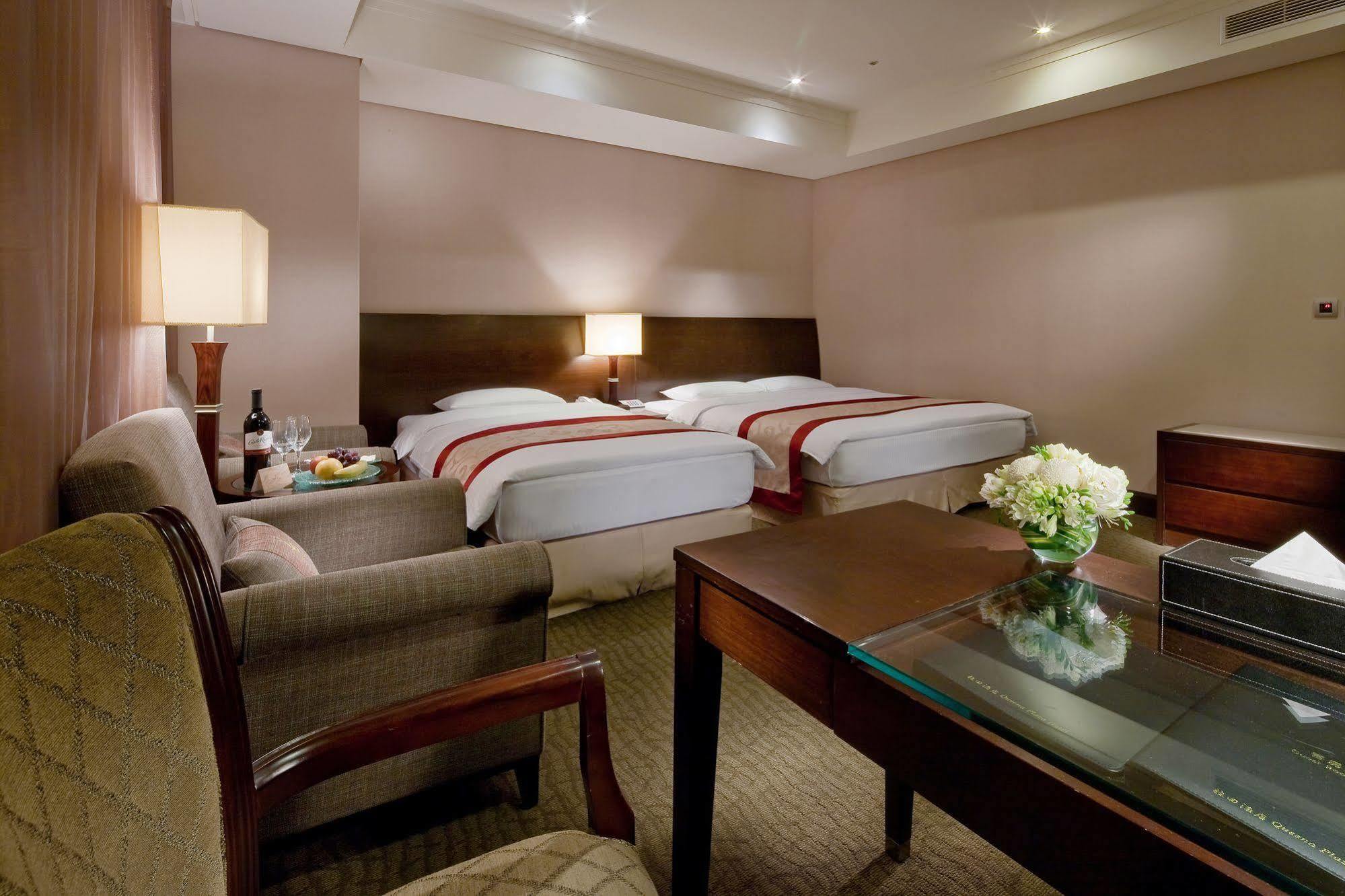 Queena Plaza Hotel Tainan Esterno foto