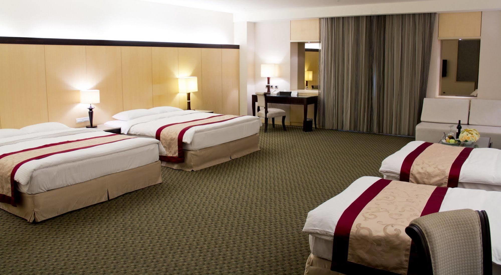 Queena Plaza Hotel Tainan Esterno foto