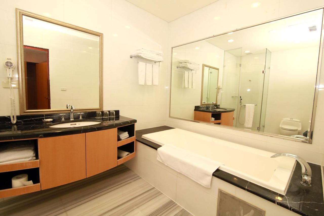 Queena Plaza Hotel Tainan Esterno foto